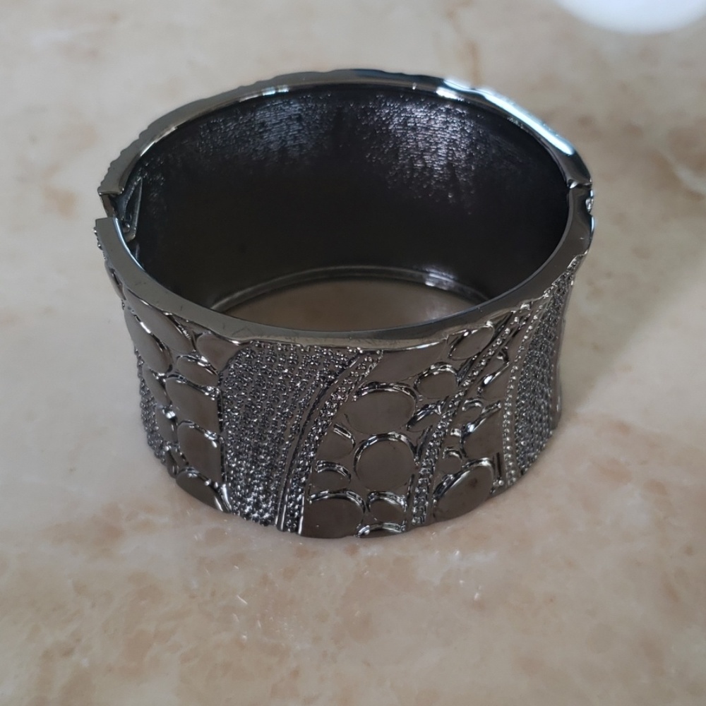 Cuff metallic bracelet